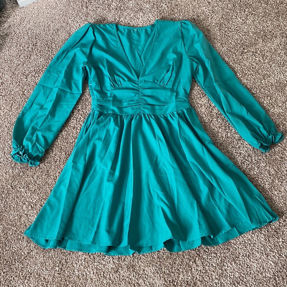 NWOT V  Neck Ruched Ruffle Puff Long Sleeve Cocktail Flowy Short Dress